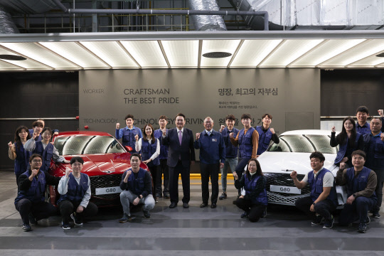 윤석열(가운데 왼쪽) 대통령이 9일 현대자동차 울산공장을 방문해 정의선(가운데 오른쪽) 현대차그룹 회장 및 직원들과 기념촬영을 하고 있다. 대통령실 제공/연합뉴스